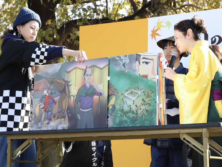 屋外で紙芝居を演じる様子