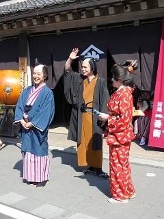 江戸町人とおいらんの装いをした3人