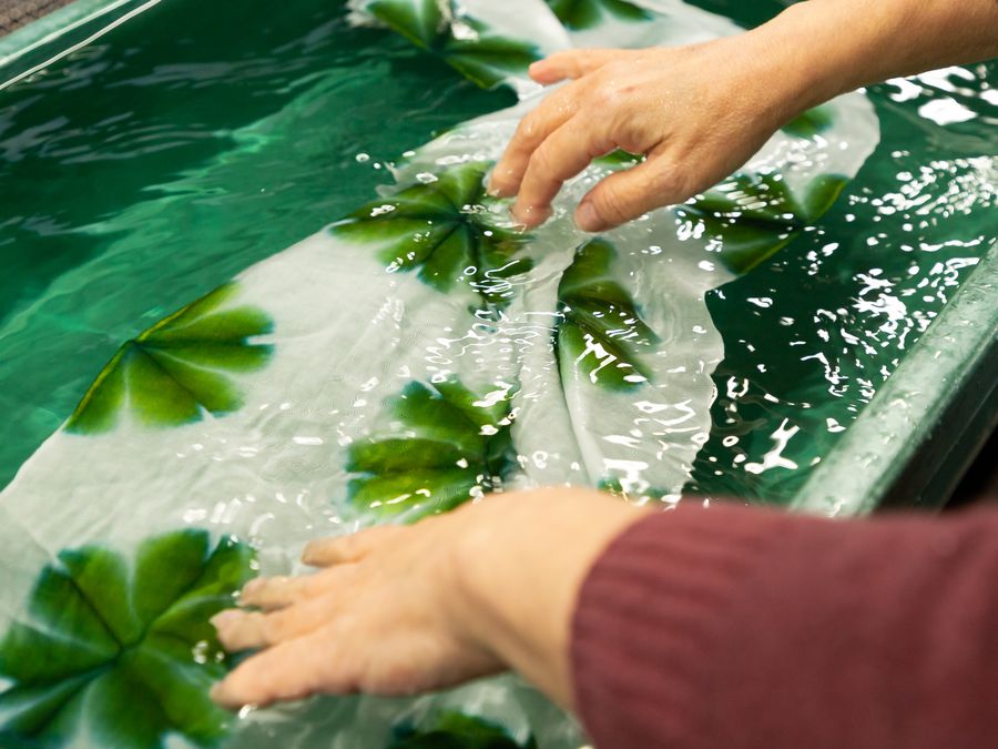 雪花絞りの布を水に浸す手元
